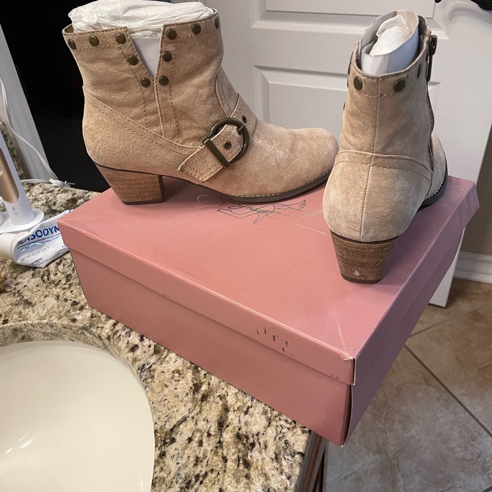 Gwyneth Alba Tan Ankle Boots New in box Size 10 M - Picture 5 of 14